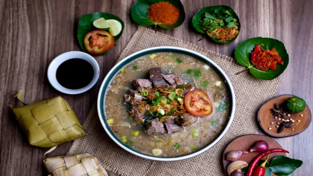 Konro Iga Sapi: Warisan Kuliner Sulawesi Selatan yang Kaya Rempah Konro Iga Sapi: Warisan Kuliner Sulawesi Selatan yang Kaya Rempah